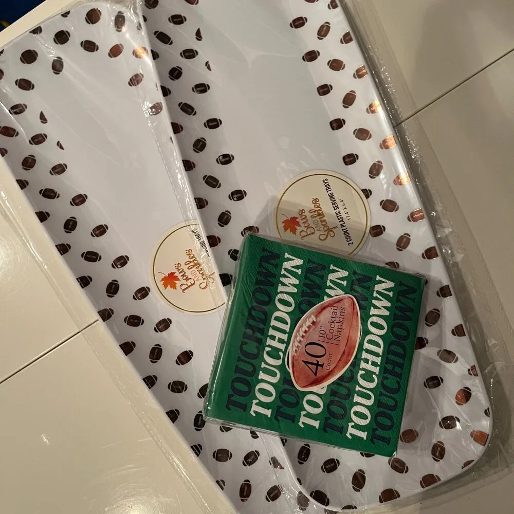 Football Plastic Serving Trays (4) and Football Napkins (new)/ps/x)‎